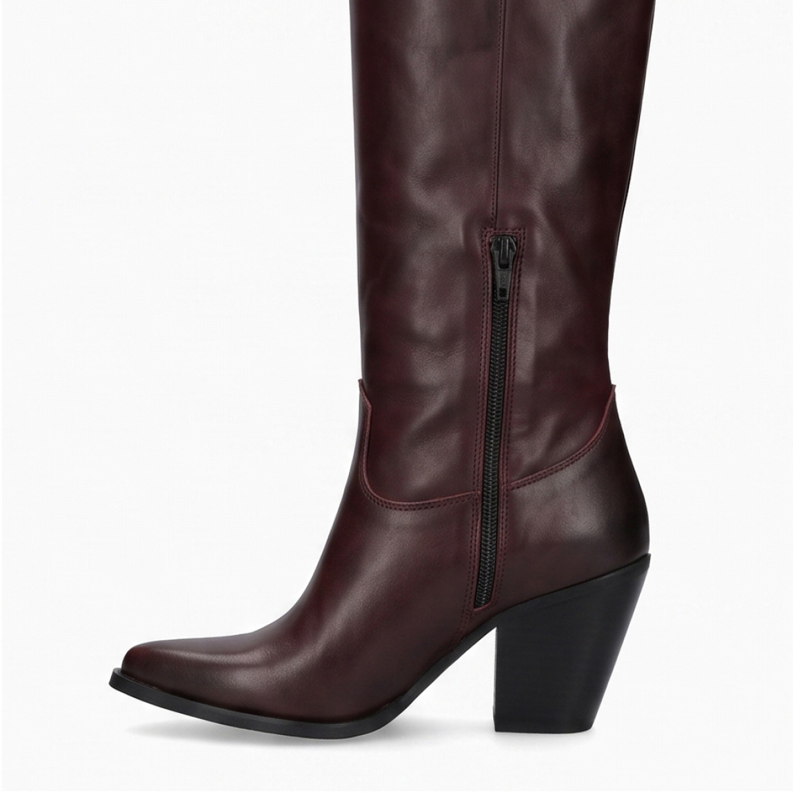 Botas de la marca Itse, modelo MANHATTAN. Botas en piel color burdeos con puntera lápiz. Interior en forro de piel acolchada efecto borrego. Botas perfectas para estilizar tus looks con un tacón de 5cm de altura. Botas Itse con cierre en cremallera. Botas Itse MANHATTAN, ideal para resaltar tus looks!