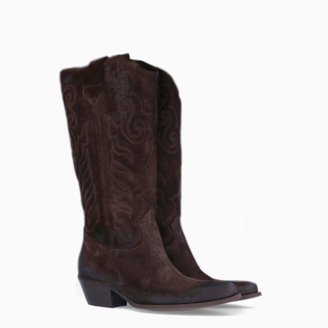 Botas camperas de la marca Itse, modelo TEXAS2. Botas elaboradas en ante color marrón oscuro. Botas sin cierre y con una punta lápiz. Botas Itse con tacón de 3cm de altura, que da una comodidad en cada paso. Botas Itse TEXAS2 con un estilo moderno y contemporáneo, perfecto para usarlo con diferentes looks.
