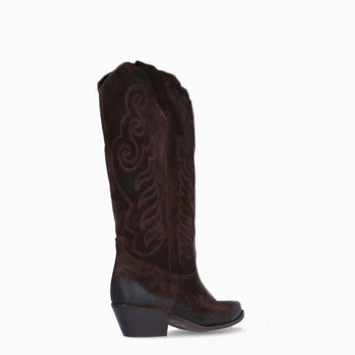 Botas camperas de la marca Itse, modelo TEXAS2. Botas elaboradas en ante color marrón oscuro. Botas sin cierre y con una punta lápiz. Botas Itse con tacón de 3cm de altura, que da una comodidad en cada paso. Botas Itse TEXAS2 con un estilo moderno y contemporáneo, perfecto para usarlo con diferentes looks.