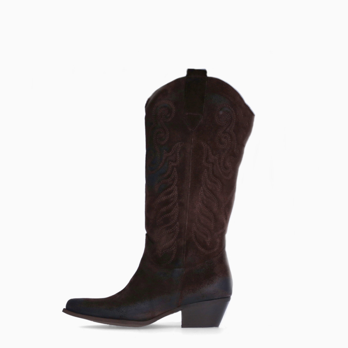 Botas camperas de la marca Itse, modelo TEXAS2. Botas elaboradas en ante color marrón oscuro. Botas sin cierre y con una punta lápiz. Botas Itse con tacón de 3cm de altura, que da una comodidad en cada paso. Botas Itse TEXAS2 con un estilo moderno y contemporáneo, perfecto para usarlo con diferentes looks.