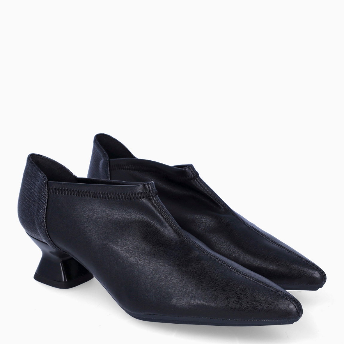 Botines la marca Itse, modelo DEBUT. Botines en polipiel color negro con punta lápiz, que le da el toque elegante. Botines con caña corta y tacón grueso de 4cm de altura para tener la comodidad al andar. Botines Itse DEBUT, ideal para ti!