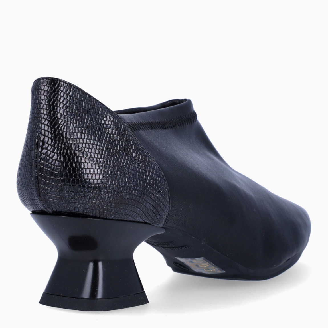 Botines la marca Itse, modelo DEBUT. Botines en polipiel color negro con punta lápiz, que le da el toque elegante. Botines con caña corta y tacón grueso de 4cm de altura para tener la comodidad al andar. Botines Itse DEBUT, ideal para ti!