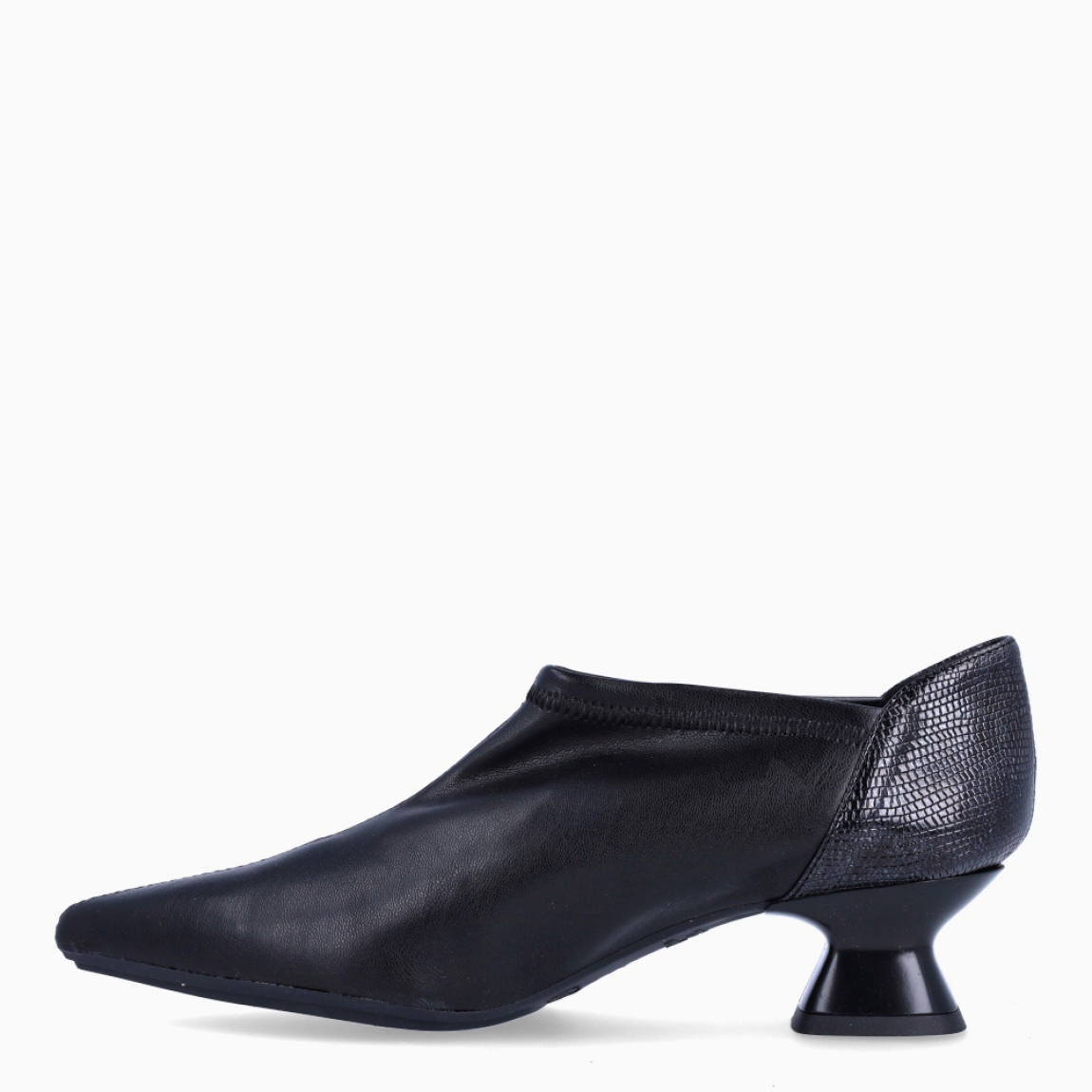 Botines la marca Itse, modelo DEBUT. Botines en polipiel color negro con punta lápiz, que le da el toque elegante. Botines con caña corta y tacón grueso de 4cm de altura para tener la comodidad al andar. Botines Itse DEBUT, ideal para ti!