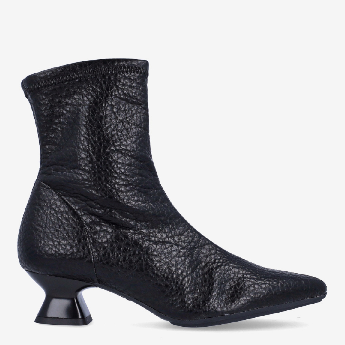 Botines de la marca Itse, modelo AUBELINE. Botines elaborados en polipiel color negro con punta lápiz. Botines Itse con tacón grueso con 4cm de altura. Estos botines Itse AUBELINE, son un complemento que darán elegancia y comodidad a tus looks!