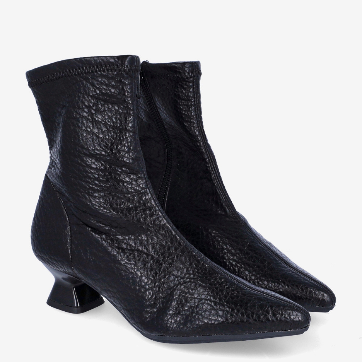 Botines de la marca Itse, modelo AUBELINE. Botines elaborados en polipiel color negro con punta lápiz. Botines Itse con tacón grueso con 4cm de altura. Estos botines Itse AUBELINE, son un complemento que darán elegancia y comodidad a tus looks!