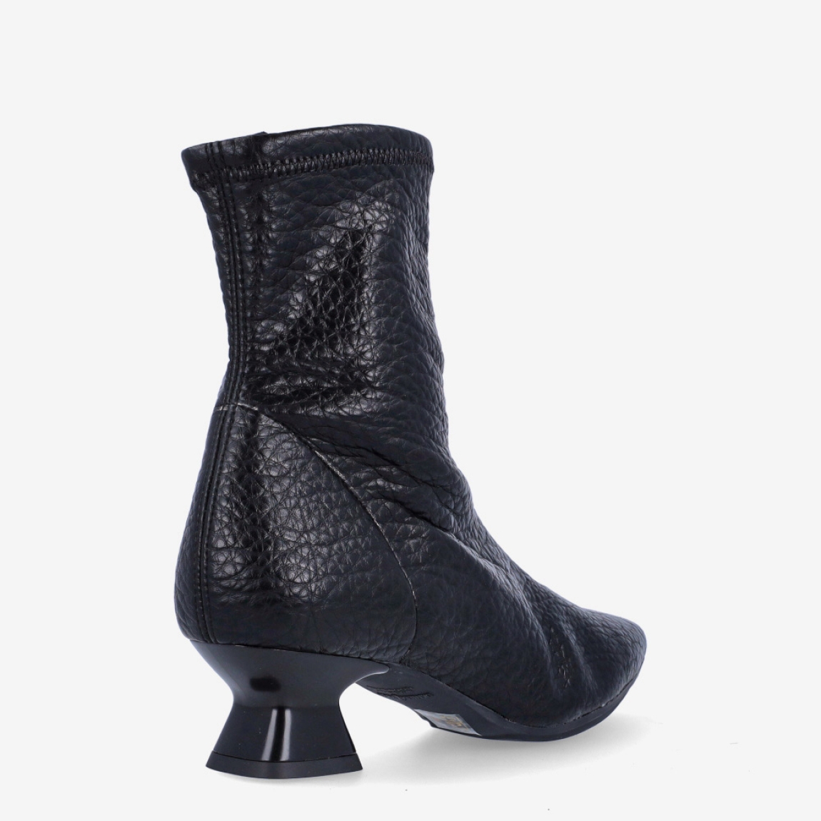 Botines de la marca Itse, modelo AUBELINE. Botines elaborados en polipiel color negro con punta lápiz. Botines Itse con tacón grueso con 4cm de altura. Estos botines Itse AUBELINE, son un complemento que darán elegancia y comodidad a tus looks!