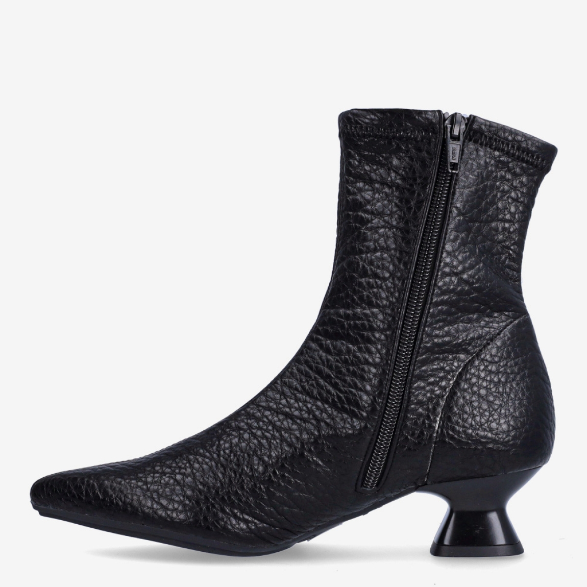 Botines de la marca Itse, modelo AUBELINE. Botines elaborados en polipiel color negro con punta lápiz. Botines Itse con tacón grueso con 4cm de altura. Estos botines Itse AUBELINE, son un complemento que darán elegancia y comodidad a tus looks!