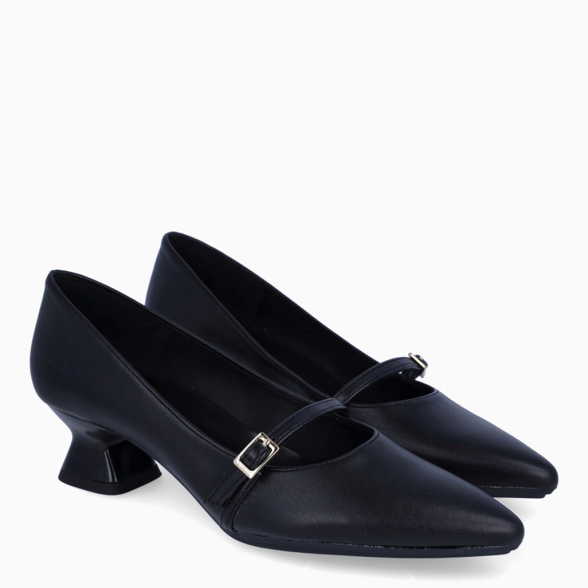 Salones de la marca Itse, modelo CORAIL. Salones en piel color negro con punta lápiz, que le da el toque elegante. Cierre de salones Itse con hebilla en pala. Tacón grueso de 4cm de altura para tener la comodidad al andar. Salones Itse CORAIL, ideal para ti!