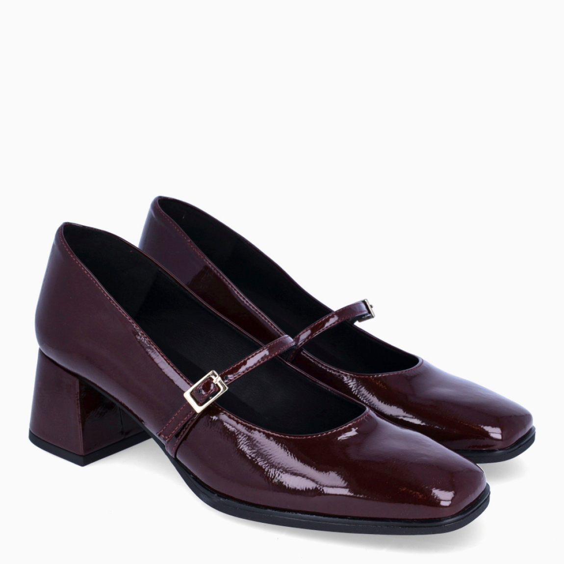 Merceditas de la marca Itse, modelo CHERIE. Merceditas en charol color burdeos. Merceditas Itse con cierre de hebilla en pala. Interior en piel color negro con plantilla acolchada para máxima comodidad. Merceditas Itse CHERIE, con tacón de 5cm de altura, perfectas para tu día a día!