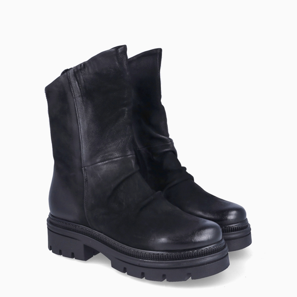 Botines de la marca MJUS, modelo CARMELINA. Botines en piel efecto corrugado y desgastado de color negro. Puntera redonda y suela dentada con tacón de 3cm de altura para máxima comodidad. Cierre con cremallera. Botines MJUS CARMELINA, un complemento diseñado con estilo ubano, resistente para todo el día!