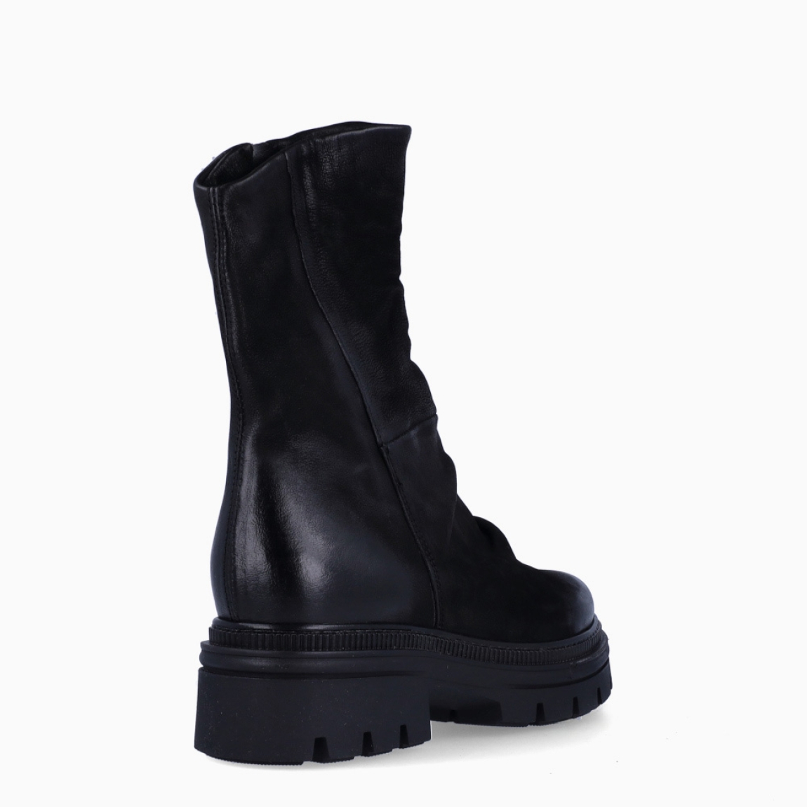 Botines de la marca MJUS, modelo CARMELINA. Botines en piel efecto corrugado y desgastado de color negro. Puntera redonda y suela dentada con tacón de 3cm de altura para máxima comodidad. Cierre con cremallera. Botines MJUS CARMELINA, un complemento diseñado con estilo ubano, resistente para todo el día!