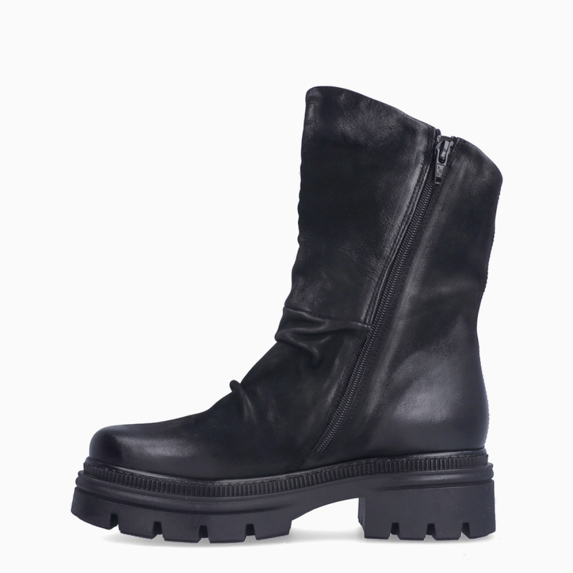 Botines de la marca MJUS, modelo CARMELINA. Botines en piel efecto corrugado y desgastado de color negro. Puntera redonda y suela dentada con tacón de 3cm de altura para máxima comodidad. Cierre con cremallera. Botines MJUS CARMELINA, un complemento diseñado con estilo ubano, resistente para todo el día!
