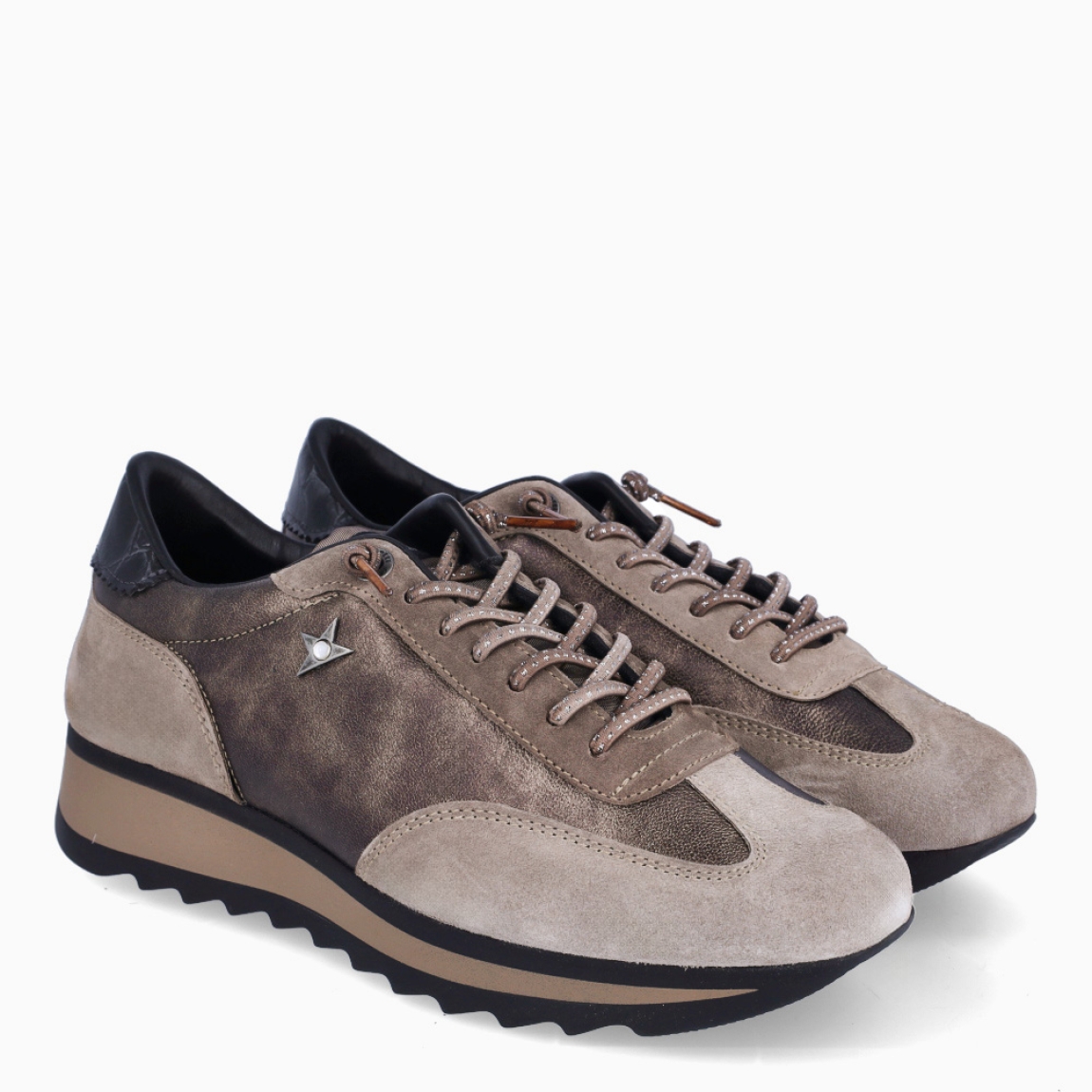 Deportivas de la marca Cetti, modelo C-1381. Exterior de las deportivas en ante taupe con detalle en piel con efecto metalizado. Interior de las deportivas en piel color marrón oscuro. Cierre de las deportivas Cetti con cordones elásticos. Deportivas con plataforma de 2cm de altura. Estas deportivas Cetti C-1381 son unas clásicas, con estilo y comodidad que no pueden faltar en tu armario.