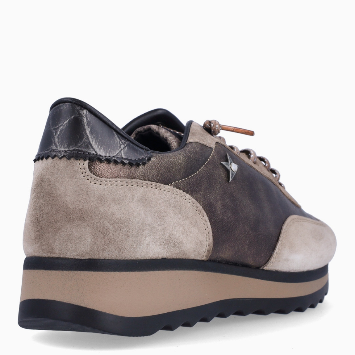 Deportivas de la marca Cetti, modelo C-1381. Exterior de las deportivas en ante taupe con detalle en piel con efecto metalizado. Interior de las deportivas en piel color marrón oscuro. Cierre de las deportivas Cetti con cordones elásticos. Deportivas con plataforma de 2cm de altura. Estas deportivas Cetti C-1381 son unas clásicas, con estilo y comodidad que no pueden faltar en tu armario.