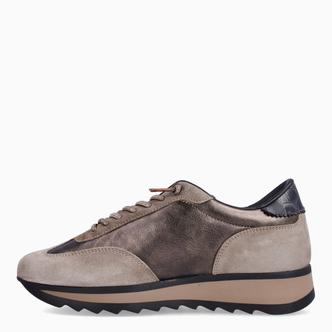 Deportivas de la marca Cetti, modelo C-1381. Exterior de las deportivas en ante taupe con detalle en piel con efecto metalizado. Interior de las deportivas en piel color marrón oscuro. Cierre de las deportivas Cetti con cordones elásticos. Deportivas con plataforma de 2cm de altura. Estas deportivas Cetti C-1381 son unas clásicas, con estilo y comodidad que no pueden faltar en tu armario.