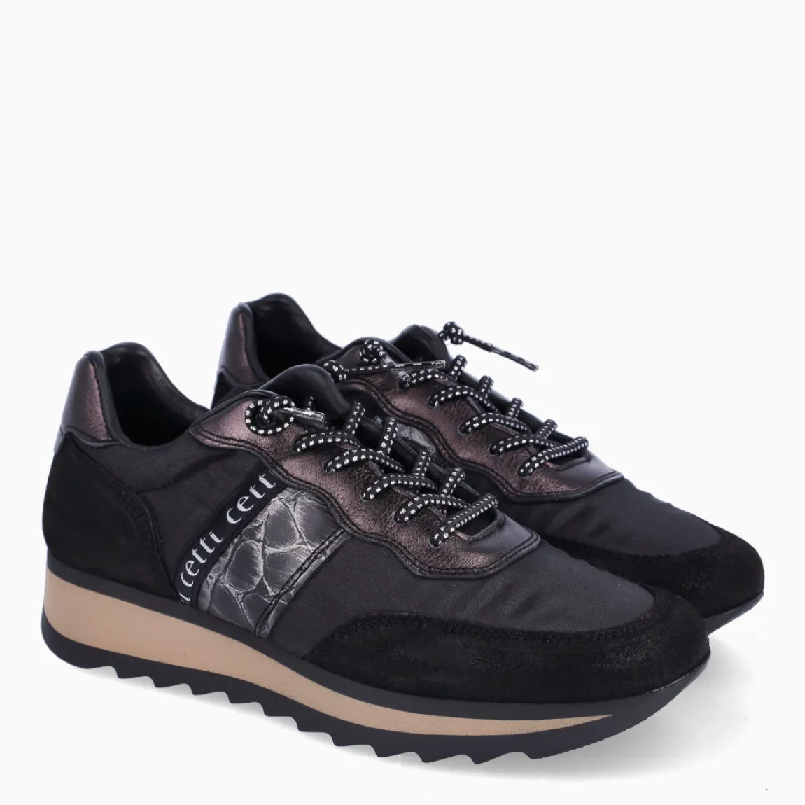 Deportivas de la marca Cetti, modelo C-849. Exterior de las deportivas en piel color negro con detalle en naylon y estampado. Interior de las deportivas en piel color negro. Cierre de las deportivas Cetti con cordones elásticos. Deportivas con cuña de 3cm de altura. Estas deportivas Cetti C-849 son unas clásicas, con estilo y comodidad que no pueden faltar en tu armario.