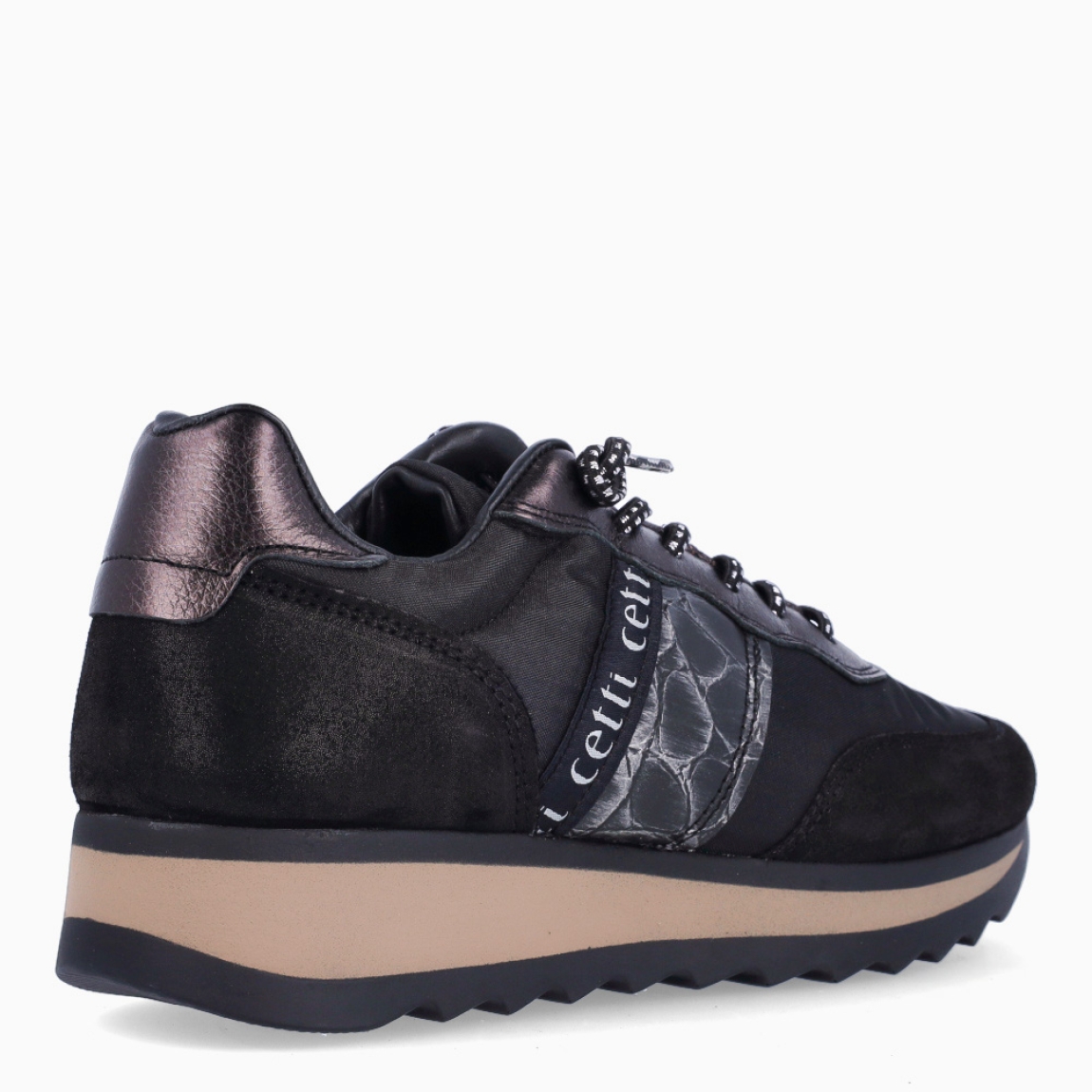 Deportivas de la marca Cetti, modelo C-849. Exterior de las deportivas en piel color negro con detalle en naylon y estampado. Interior de las deportivas en piel color negro. Cierre de las deportivas Cetti con cordones elásticos. Deportivas con cuña de 3cm de altura. Estas deportivas Cetti C-849 son unas clásicas, con estilo y comodidad que no pueden faltar en tu armario.