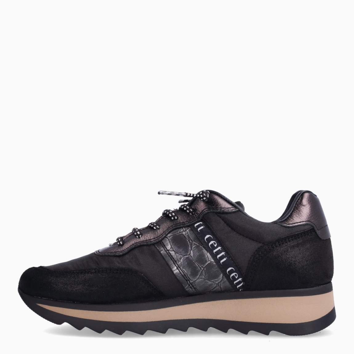 Deportivas de la marca Cetti, modelo C-849. Exterior de las deportivas en piel color negro con detalle en naylon y estampado. Interior de las deportivas en piel color negro. Cierre de las deportivas Cetti con cordones elásticos. Deportivas con cuña de 3cm de altura. Estas deportivas Cetti C-849 son unas clásicas, con estilo y comodidad que no pueden faltar en tu armario.