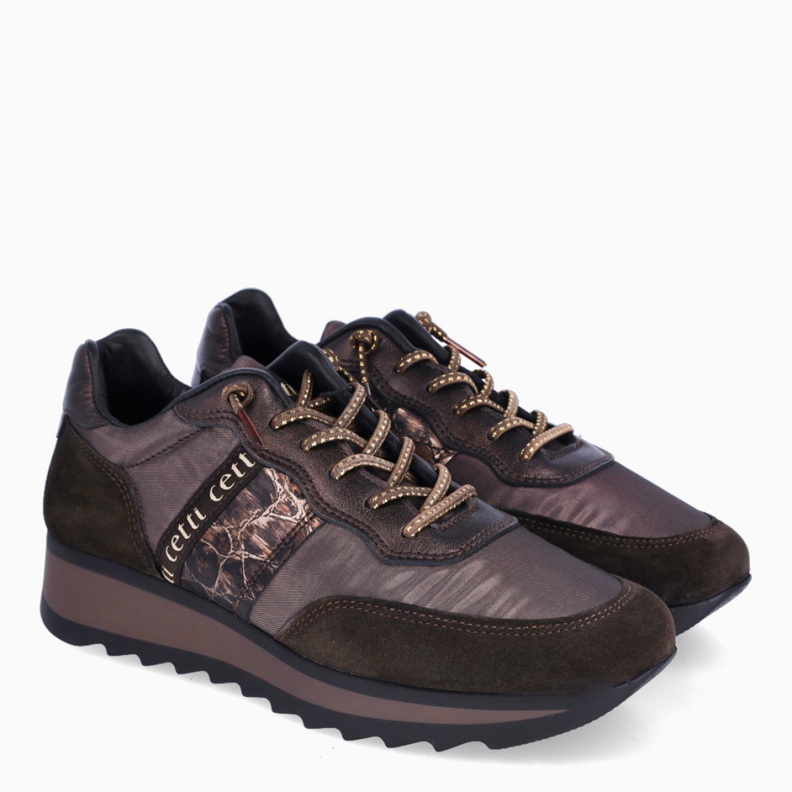 Deportivas de la marca Cetti, modelo C-849. Exterior de las deportivas en ante color marrón oscuro con detalle en naylon y estampado. Interior de las deportivas en piel color marrón oscuro. Cierre de las deportivas Cetti con cordones elásticos. Deportivas con cuña de 3cm de altura. Estas deportivas Cetti C-849 son unas clásicas, con estilo y comodidad que no pueden faltar en tu armario.