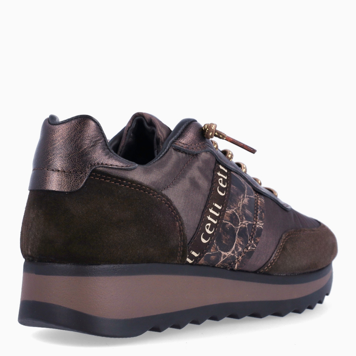 Deportivas de la marca Cetti, modelo C-849. Exterior de las deportivas en ante color marrón oscuro con detalle en naylon y estampado. Interior de las deportivas en piel color marrón oscuro. Cierre de las deportivas Cetti con cordones elásticos. Deportivas con cuña de 3cm de altura. Estas deportivas Cetti C-849 son unas clásicas, con estilo y comodidad que no pueden faltar en tu armario.