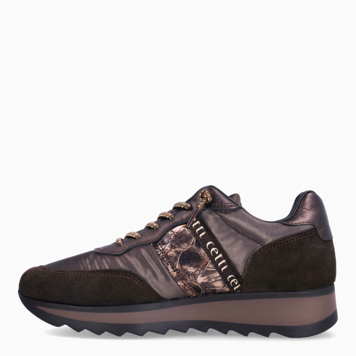 Deportivas de la marca Cetti, modelo C-849. Exterior de las deportivas en ante color marrón oscuro con detalle en naylon y estampado. Interior de las deportivas en piel color marrón oscuro. Cierre de las deportivas Cetti con cordones elásticos. Deportivas con cuña de 3cm de altura. Estas deportivas Cetti C-849 son unas clásicas, con estilo y comodidad que no pueden faltar en tu armario.