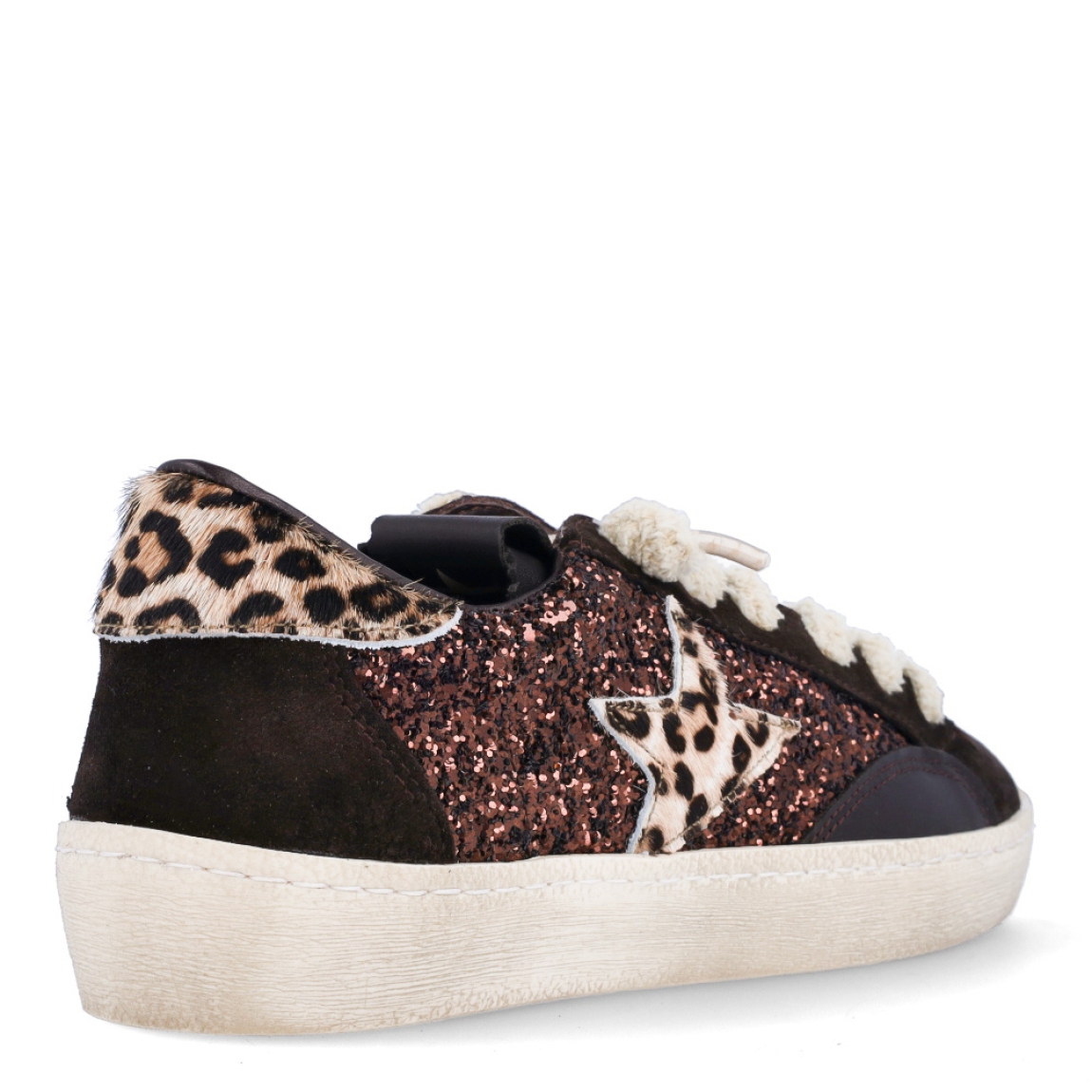 Deportivas de la marca Cetti, modelo STAR. Exterior de las deportivas en piel color marrón oscuro con glitter y logo de marca es animal print. Interior de las deportivas en piel color marrón con plantilla acolchada para máxima comodidad. Cierre de las deportivas con cordones elásticos. Deportivas con plataforma de 3cm de altura. Estas deportivas Cetti STAR tienen el estilo único que necesitas para resaltar a donde vayas!