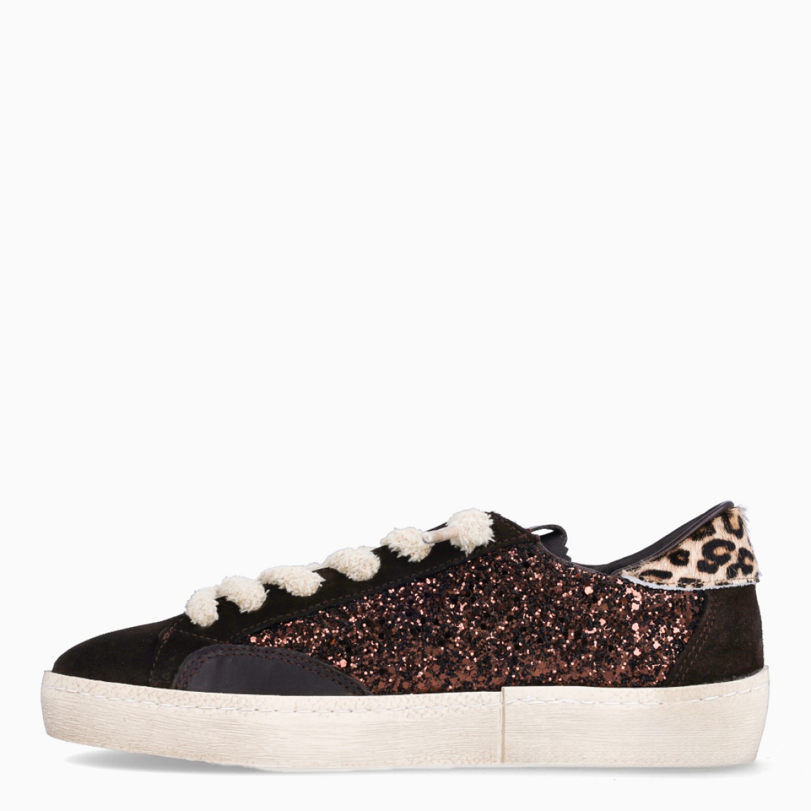 Deportivas de la marca Cetti, modelo STAR. Exterior de las deportivas en piel color marrón oscuro con glitter y logo de marca es animal print. Interior de las deportivas en piel color marrón con plantilla acolchada para máxima comodidad. Cierre de las deportivas con cordones elásticos. Deportivas con plataforma de 3cm de altura. Estas deportivas Cetti STAR tienen el estilo único que necesitas para resaltar a donde vayas!
