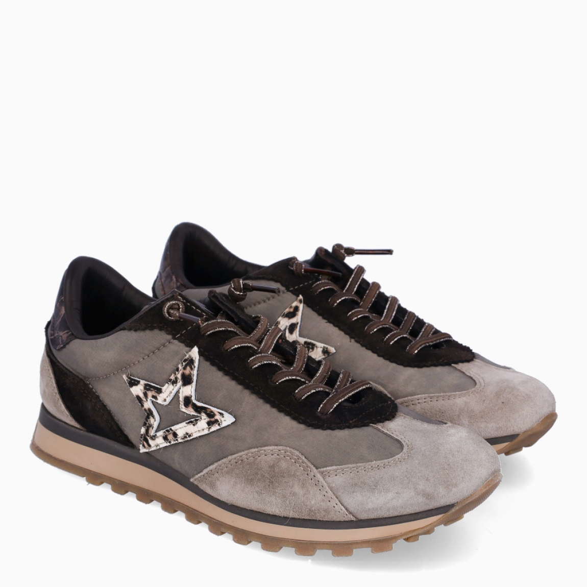 Deportiva de la marca Cetti, modelo C-1259. Exterior de la deportiva combinado en ante color gris con piel color negro. Detalle de logo de la marca en ante con estampado aimal print potro. Interior en piel de color gris. Cierre con cordones elásticos. Suela de la deportiva de goma y plantilla acolchada para máximo comfort. Deportivas de la marca Cetti muy cómodas y perfectas para el día a día, con todos los colores tendencia de esta temporada.