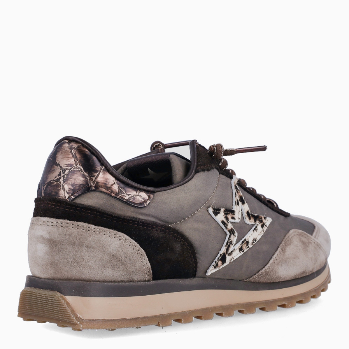 Deportiva de la marca Cetti, modelo C-1259. Exterior de la deportiva combinado en ante color gris con piel color negro. Detalle de logo de la marca en ante con estampado aimal print potro. Interior en piel de color gris. Cierre con cordones elásticos. Suela de la deportiva de goma y plantilla acolchada para máximo comfort. Deportivas de la marca Cetti muy cómodas y perfectas para el día a día, con todos los colores tendencia de esta temporada.
