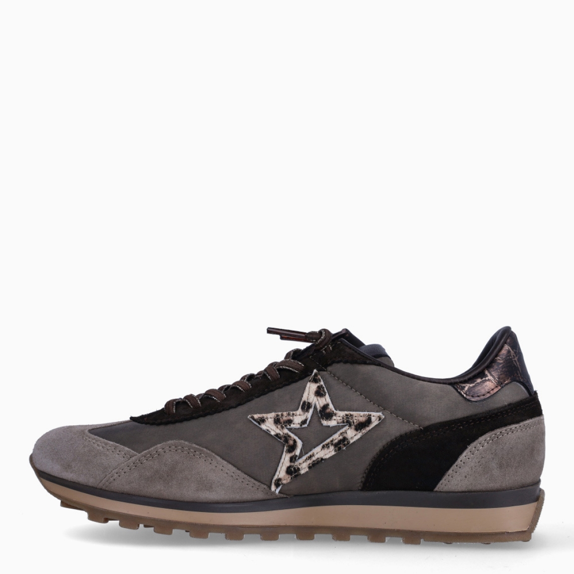 Deportiva de la marca Cetti, modelo C-1259. Exterior de la deportiva combinado en ante color gris con piel color negro. Detalle de logo de la marca en ante con estampado aimal print potro. Interior en piel de color gris. Cierre con cordones elásticos. Suela de la deportiva de goma y plantilla acolchada para máximo comfort. Deportivas de la marca Cetti muy cómodas y perfectas para el día a día, con todos los colores tendencia de esta temporada.