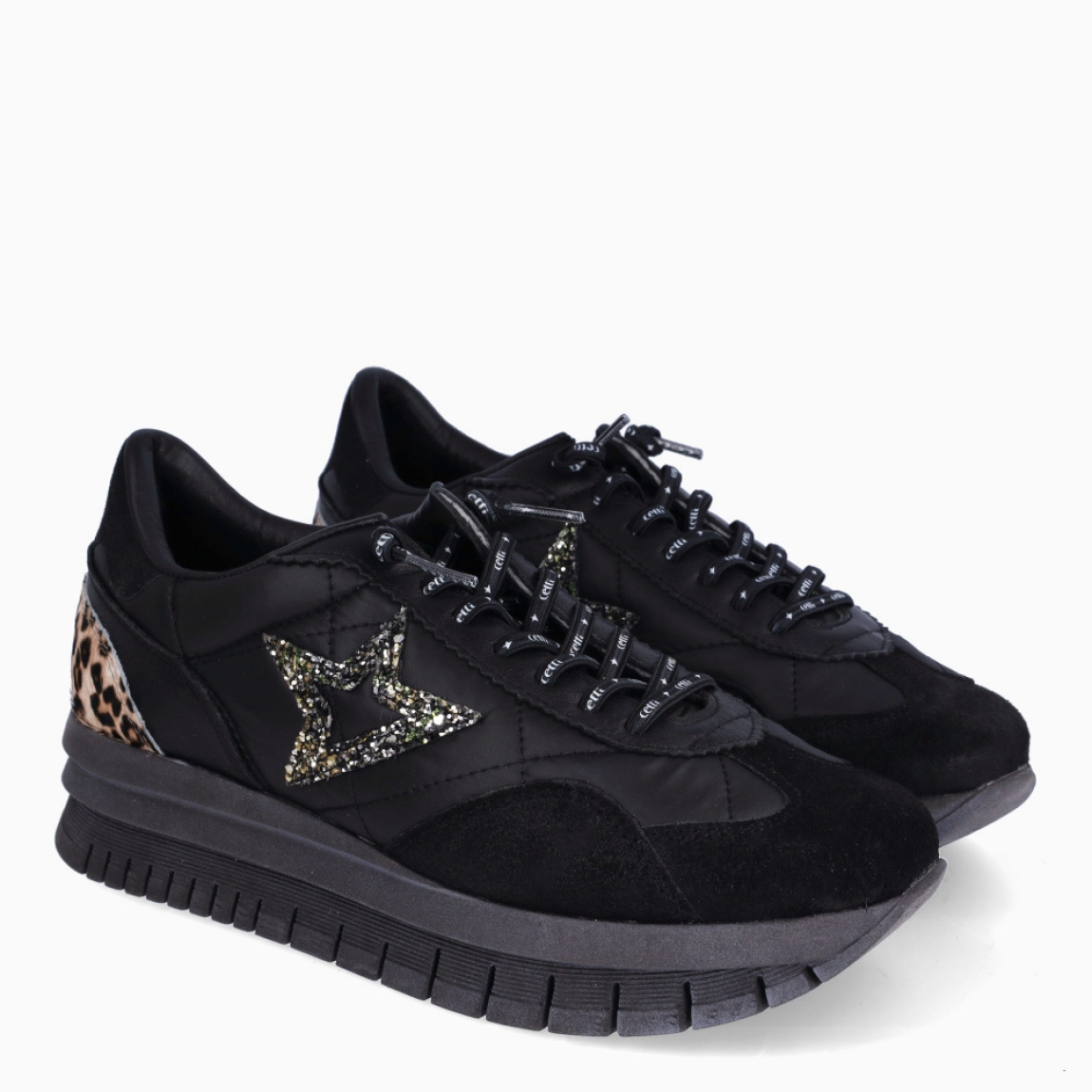 Deportiva de la marca Cetti, modelo C-1259. Exterior de la deportiva combinado en piel color negro con efecto acolchado. Detalle de logo de la marca en ante con estampado con glitter y talón en animal print potro. Interior en piel de color negro. Cierre con cordones elásticos. Suela de la deportiva de goma con efecto dentada con plataforma de 3cm y plantilla acolchada para máximo comfort. Deportivas de la marca Cetti C-1259 muy cómodas y perfectas para el día a día, con todos los colores tendencia de esta temporada.