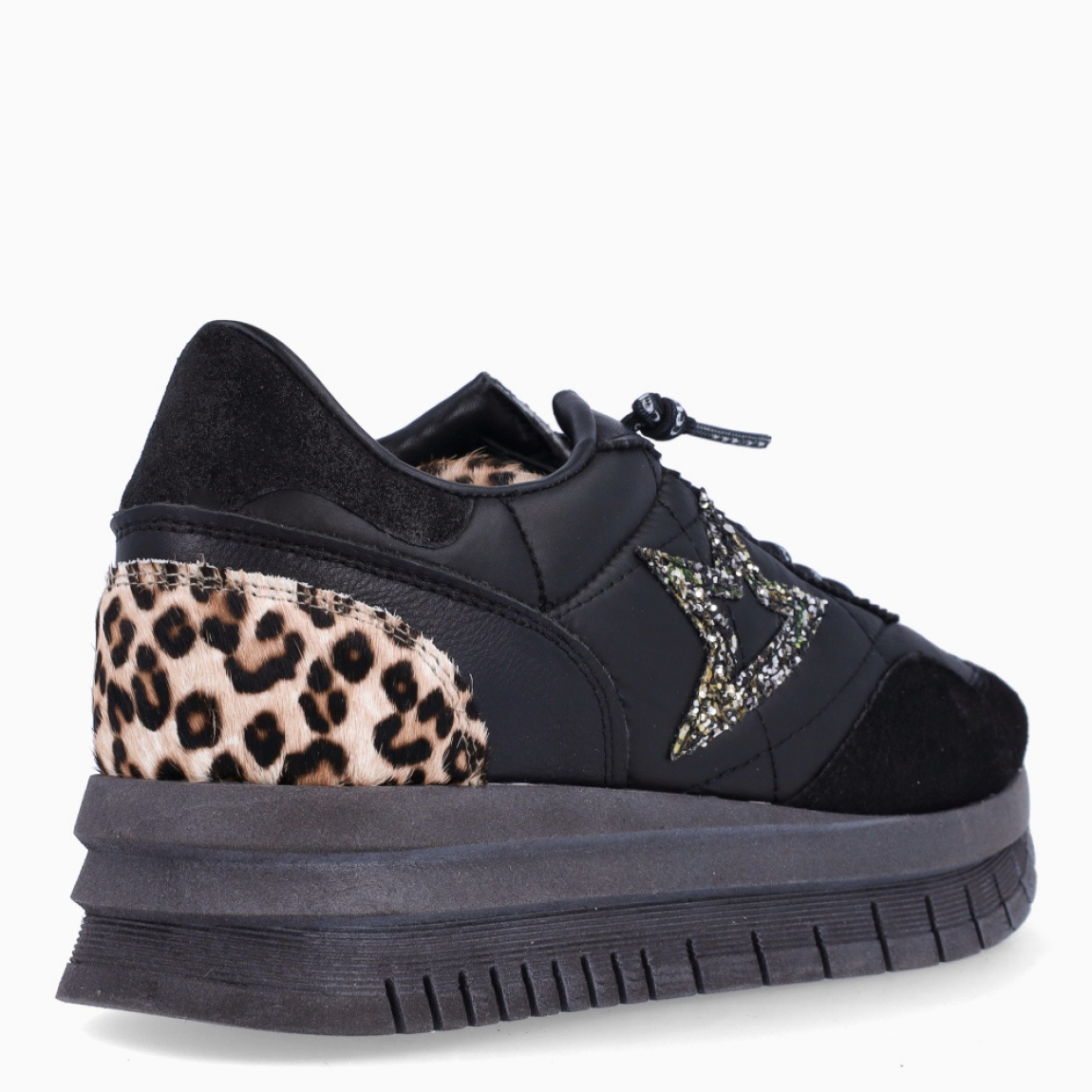 Deportiva de la marca Cetti, modelo C-1259. Exterior de la deportiva combinado en piel color negro con efecto acolchado. Detalle de logo de la marca en ante con estampado con glitter y talón en animal print potro. Interior en piel de color negro. Cierre con cordones elásticos. Suela de la deportiva de goma con efecto dentada con plataforma de 3cm y plantilla acolchada para máximo comfort. Deportivas de la marca Cetti C-1259 muy cómodas y perfectas para el día a día, con todos los colores tendencia de esta temporada.