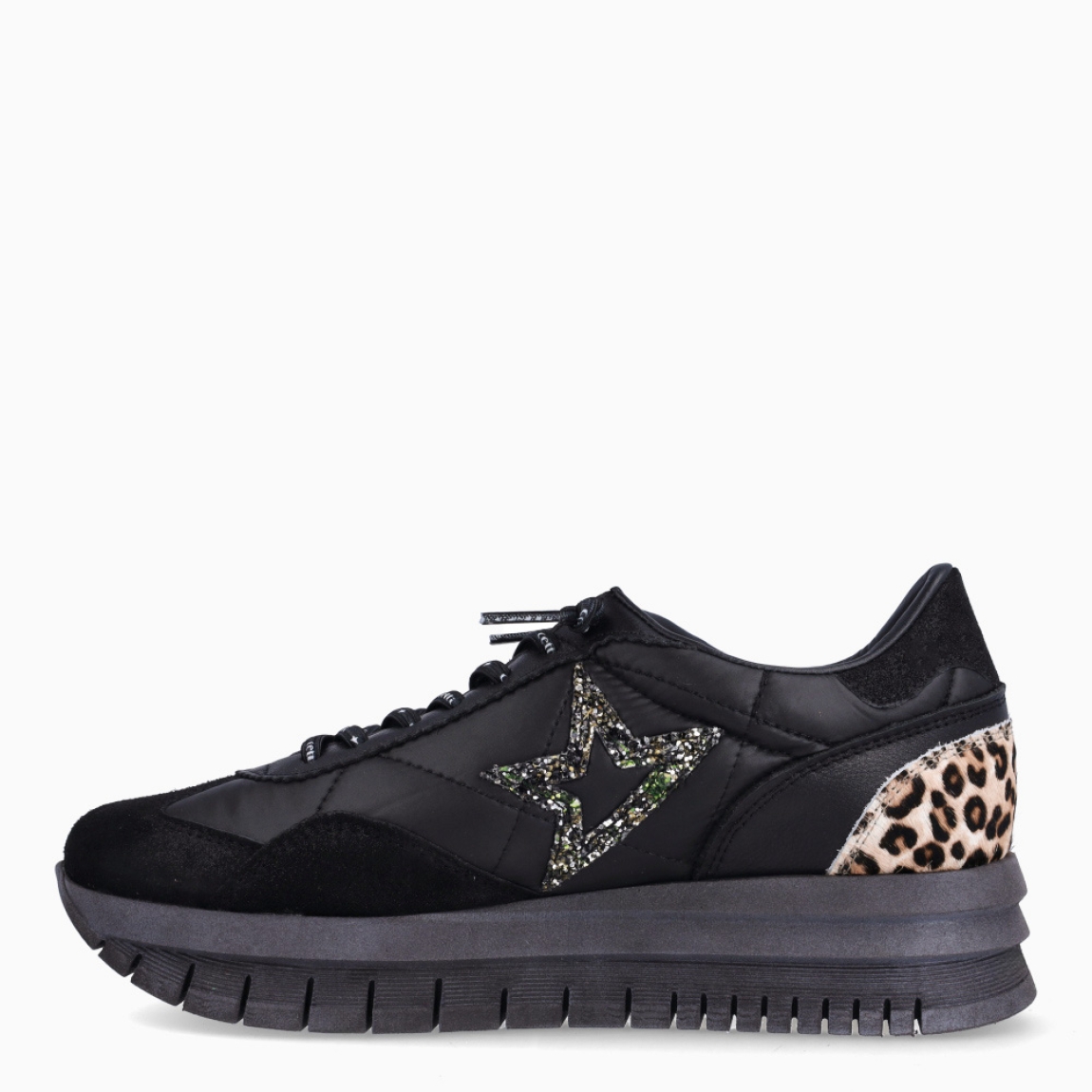 Deportiva de la marca Cetti, modelo C-1259. Exterior de la deportiva combinado en piel color negro con efecto acolchado. Detalle de logo de la marca en ante con estampado con glitter y talón en animal print potro. Interior en piel de color negro. Cierre con cordones elásticos. Suela de la deportiva de goma con efecto dentada con plataforma de 3cm y plantilla acolchada para máximo comfort. Deportivas de la marca Cetti C-1259 muy cómodas y perfectas para el día a día, con todos los colores tendencia de esta temporada.