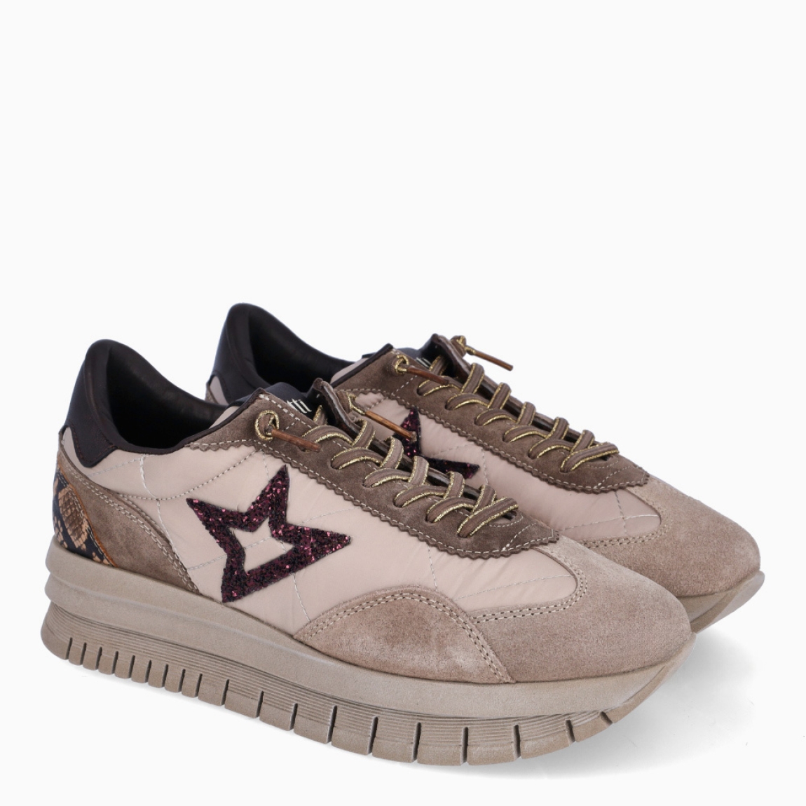 Deportiva de la marca Cetti, modelo C-1259. Exterior de la deportiva en ante color beig con detalle de logo de la marca con glitter. Interior en piel de color gris. Cierre con cordones elásticos. Suela de la deportiva de goma con efecto dentada y plataforma de 3cm de altura, y plantilla acolchada para máximo comfort. Deportivas de la marca Cetti C-1259 muy cómodas y perfectas para el día a día, con todos los colores tendencia de esta temporada.