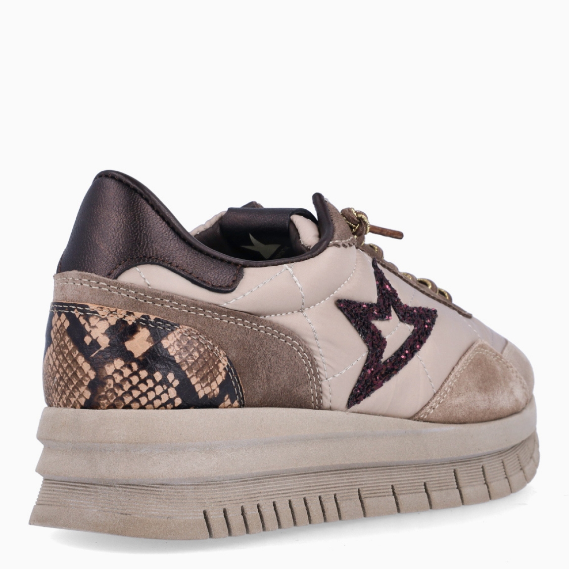Deportiva de la marca Cetti, modelo C-1259. Exterior de la deportiva en ante color beig con detalle de logo de la marca con glitter. Interior en piel de color gris. Cierre con cordones elásticos. Suela de la deportiva de goma con efecto dentada y plataforma de 3cm de altura, y plantilla acolchada para máximo comfort. Deportivas de la marca Cetti C-1259 muy cómodas y perfectas para el día a día, con todos los colores tendencia de esta temporada.