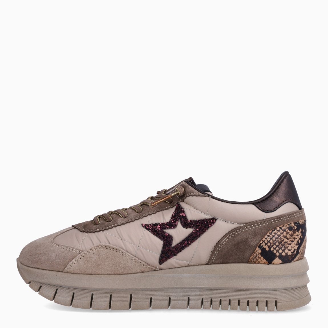Deportiva de la marca Cetti, modelo C-1259. Exterior de la deportiva en ante color beig con detalle de logo de la marca con glitter. Interior en piel de color gris. Cierre con cordones elásticos. Suela de la deportiva de goma con efecto dentada y plataforma de 3cm de altura, y plantilla acolchada para máximo comfort. Deportivas de la marca Cetti C-1259 muy cómodas y perfectas para el día a día, con todos los colores tendencia de esta temporada.