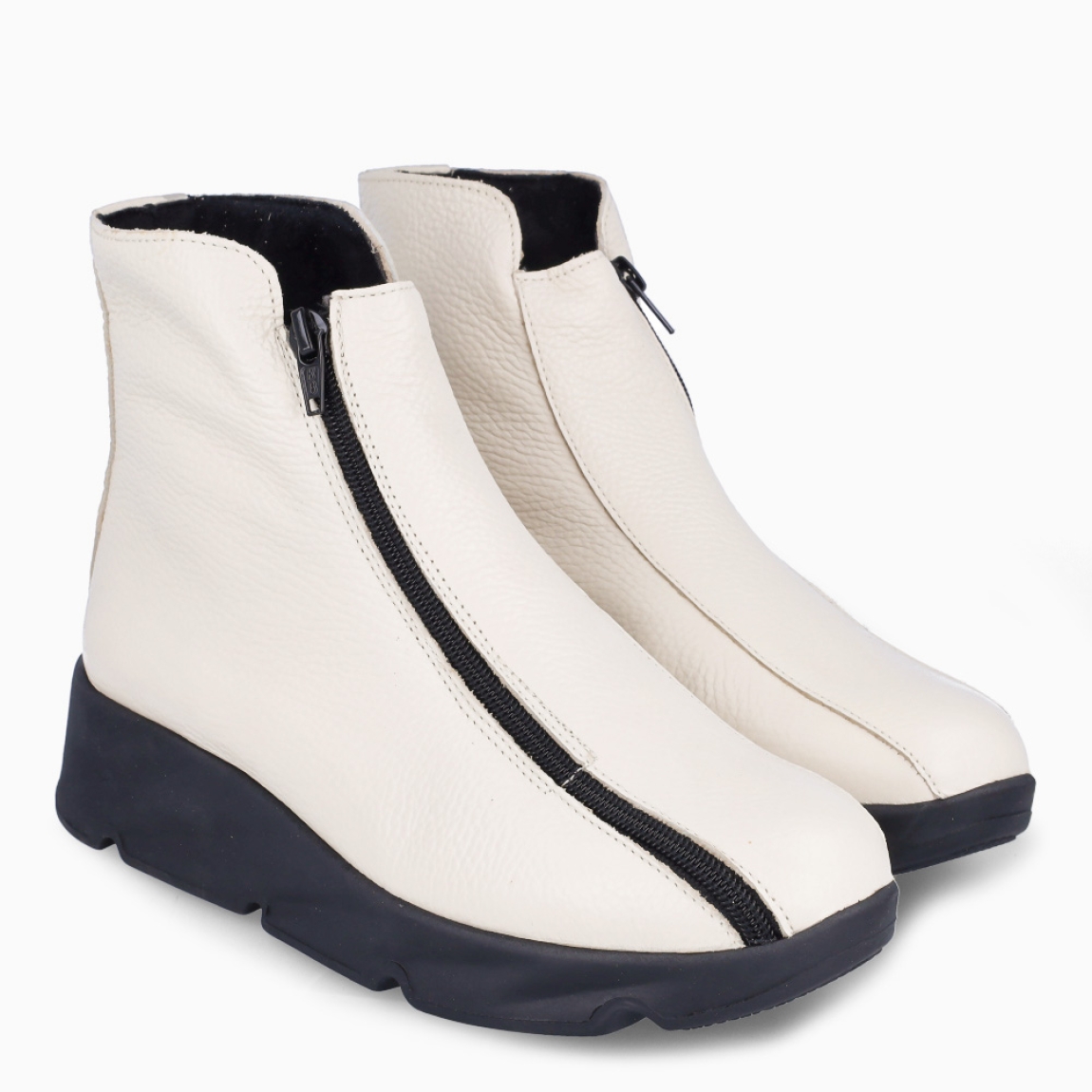 Botines de la marca Itse, modelo SELEN. Botines elaborados en piel color crudo con cremallera en pala. Botines Itse con suela de goma con cuña de 4cm de altura. Estos botines Itse SELEN, son un complemnto básico para esta temporada!