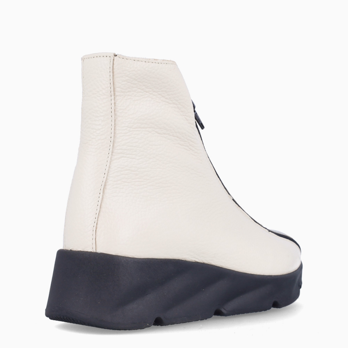 Botines de la marca Itse, modelo SELEN. Botines elaborados en piel color crudo con cremallera en pala. Botines Itse con suela de goma con cuña de 4cm de altura. Estos botines Itse SELEN, son un complemnto básico para esta temporada!
