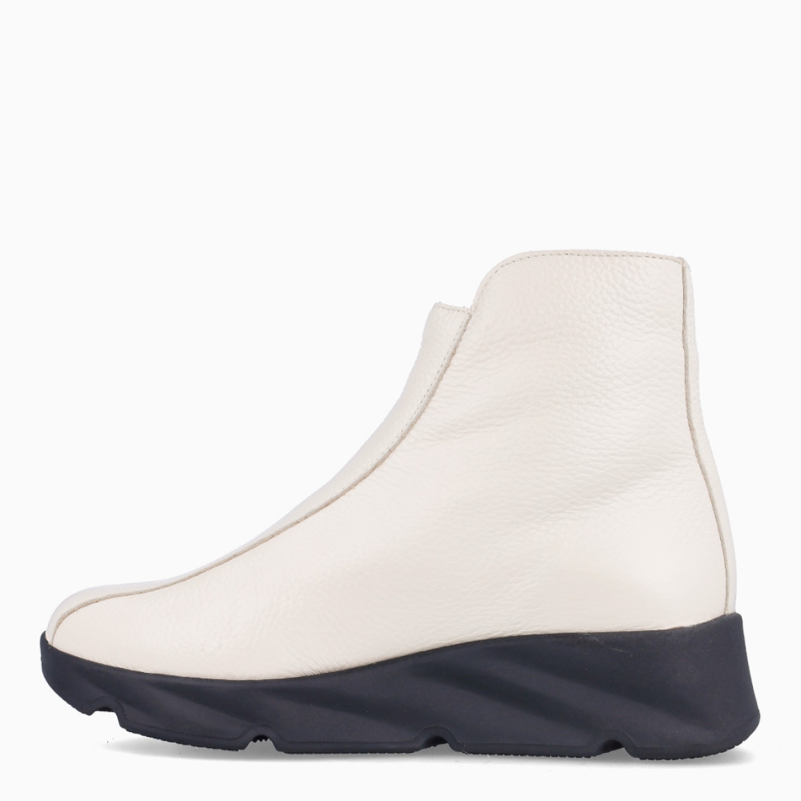 Botines de la marca Itse, modelo SELEN. Botines elaborados en piel color crudo con cremallera en pala. Botines Itse con suela de goma con cuña de 4cm de altura. Estos botines Itse SELEN, son un complemnto básico para esta temporada!