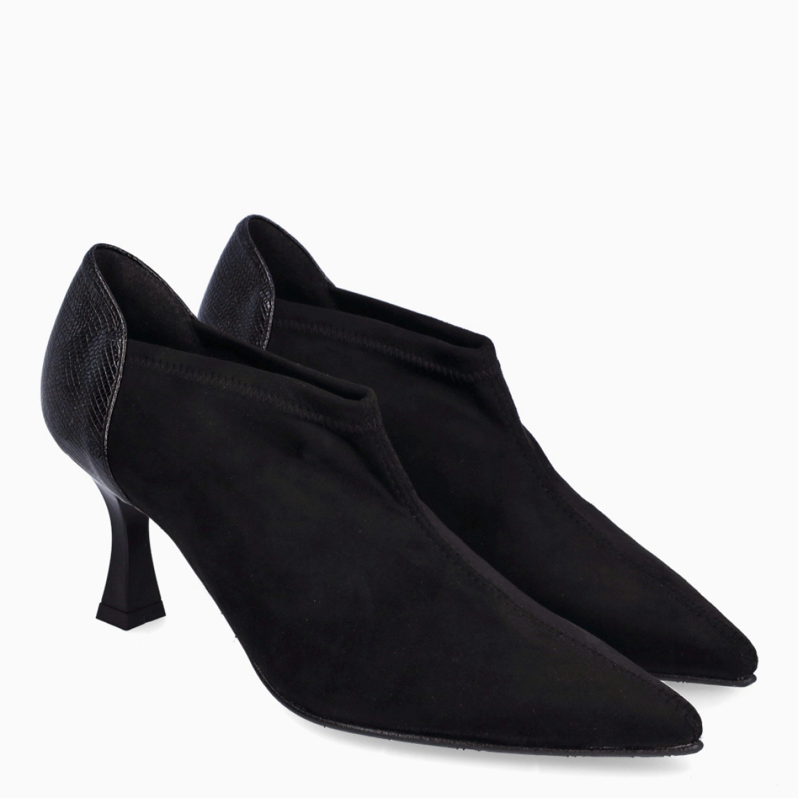 Abotinados de la marca Itse, modelo ECLAT. Abotinados en ante color negro con punta lápiz, que le da el toque elegante. Abotinados con caña corta y tacón de 4cm de altura, que estiliza tus looks sin perder la comodidad. Abotinados Itse ECLAT, ideal para ti!