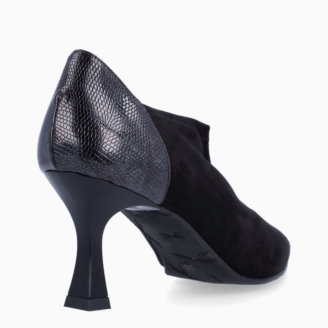 Abotinados de la marca Itse, modelo ECLAT. Abotinados en ante color negro con punta lápiz, que le da el toque elegante. Abotinados con caña corta y tacón de 4cm de altura, que estiliza tus looks sin perder la comodidad. Abotinados Itse ECLAT, ideal para ti!