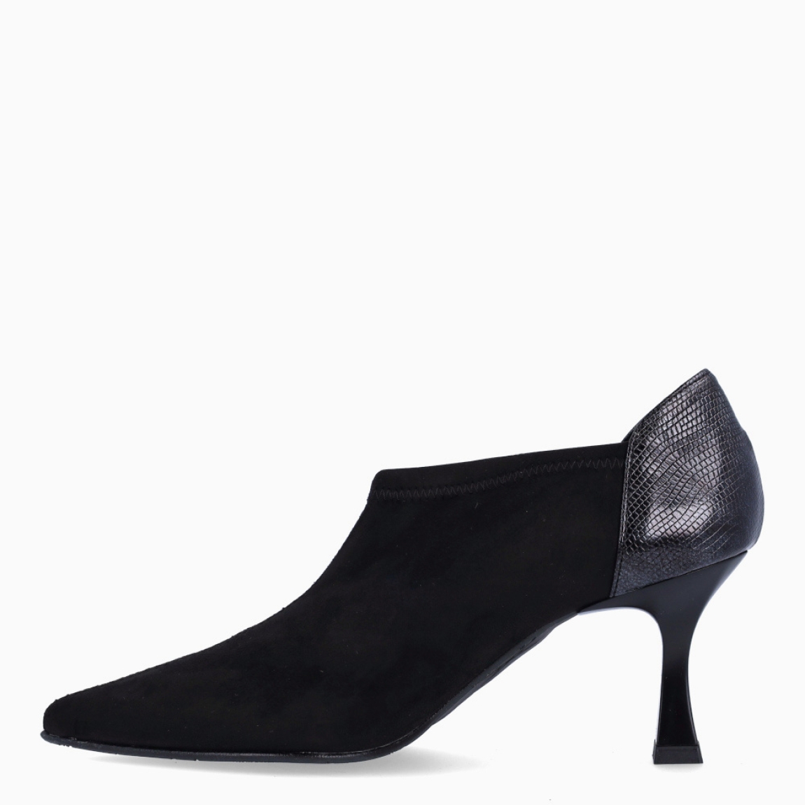 Abotinados de la marca Itse, modelo ECLAT. Abotinados en ante color negro con punta lápiz, que le da el toque elegante. Abotinados con caña corta y tacón de 4cm de altura, que estiliza tus looks sin perder la comodidad. Abotinados Itse ECLAT, ideal para ti!