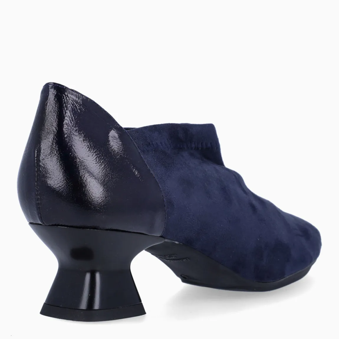 Botines la marca Itse, modelo DEBUT. Botines en ante color azul con punta lápiz, que le da el toque elegante. Botines con caña corta y tacón grueso de 4cm de altura para tener la comodidad al andar. Botines Itse DEBUT, ideal para ti!