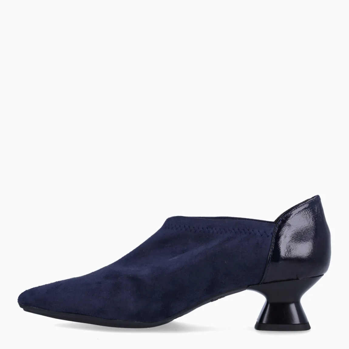 Botines la marca Itse, modelo DEBUT. Botines en ante color azul con punta lápiz, que le da el toque elegante. Botines con caña corta y tacón grueso de 4cm de altura para tener la comodidad al andar. Botines Itse DEBUT, ideal para ti!