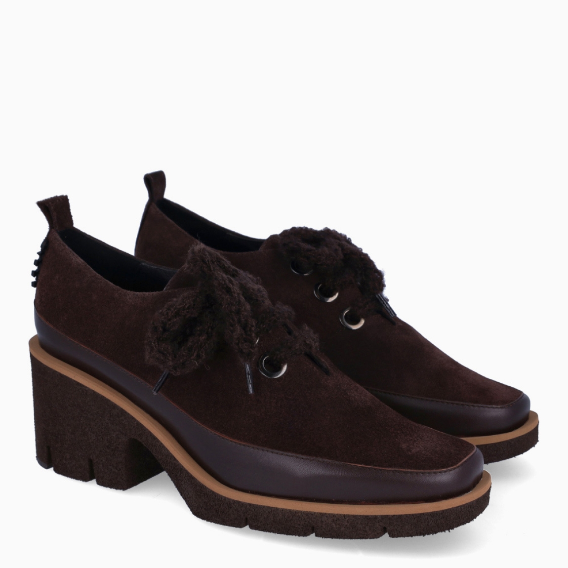 Blucher de la marca Munné, modelo MARISSA. Elaborado en ante color marrón oscuro con punta de lápiz marcando elegancia. Interior en piel color marrón. Cierre de blucher Muné con cordones de lana a tono. Suela con tacónd de 6cm de altura. Estas blucher Munné MARISSA son ideales para ti!