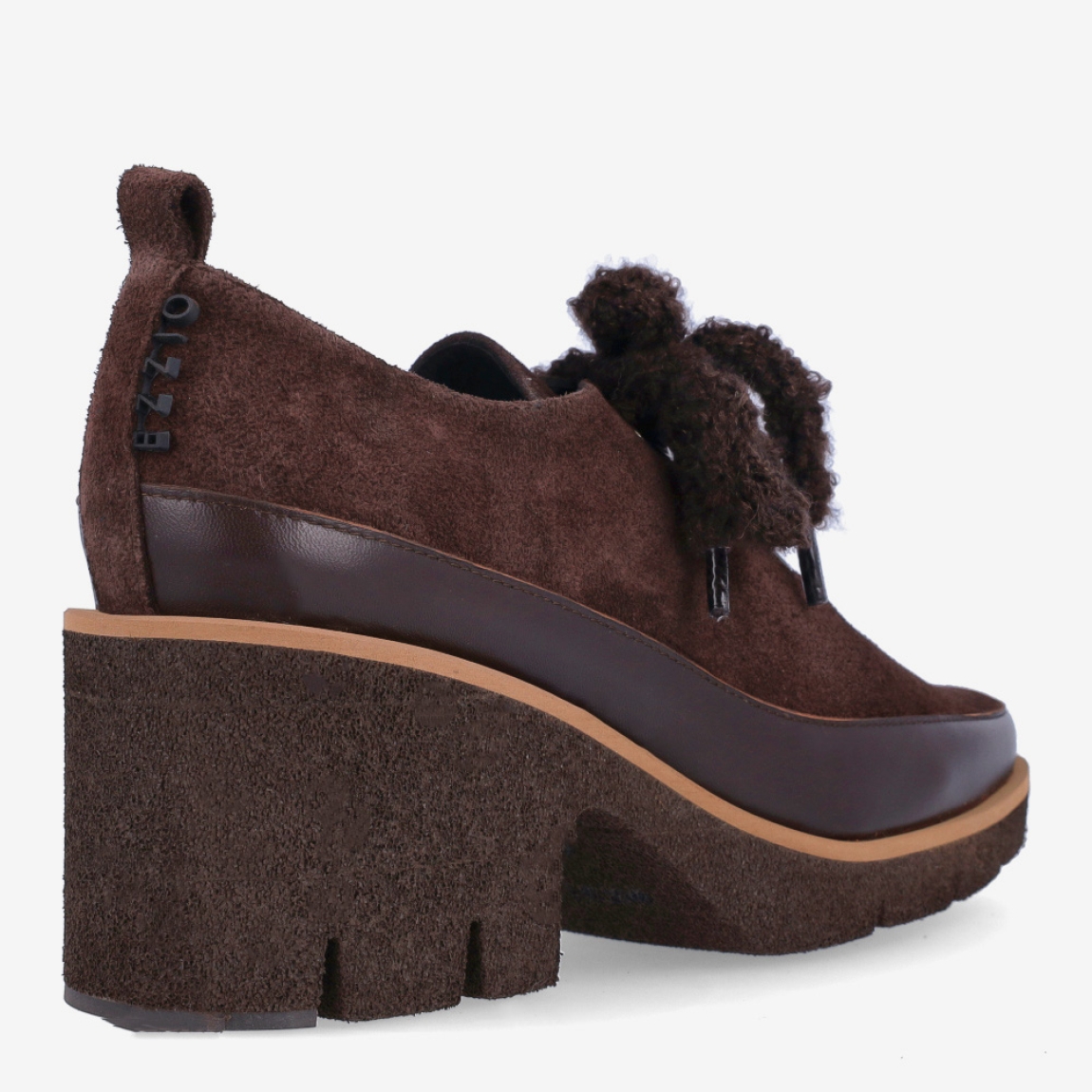 Blucher de la marca Munné, modelo MARISSA. Elaborado en ante color marrón oscuro con punta de lápiz marcando elegancia. Interior en piel color marrón. Cierre de blucher Muné con cordones de lana a tono. Suela con tacónd de 6cm de altura. Estas blucher Munné MARISSA son ideales para ti!