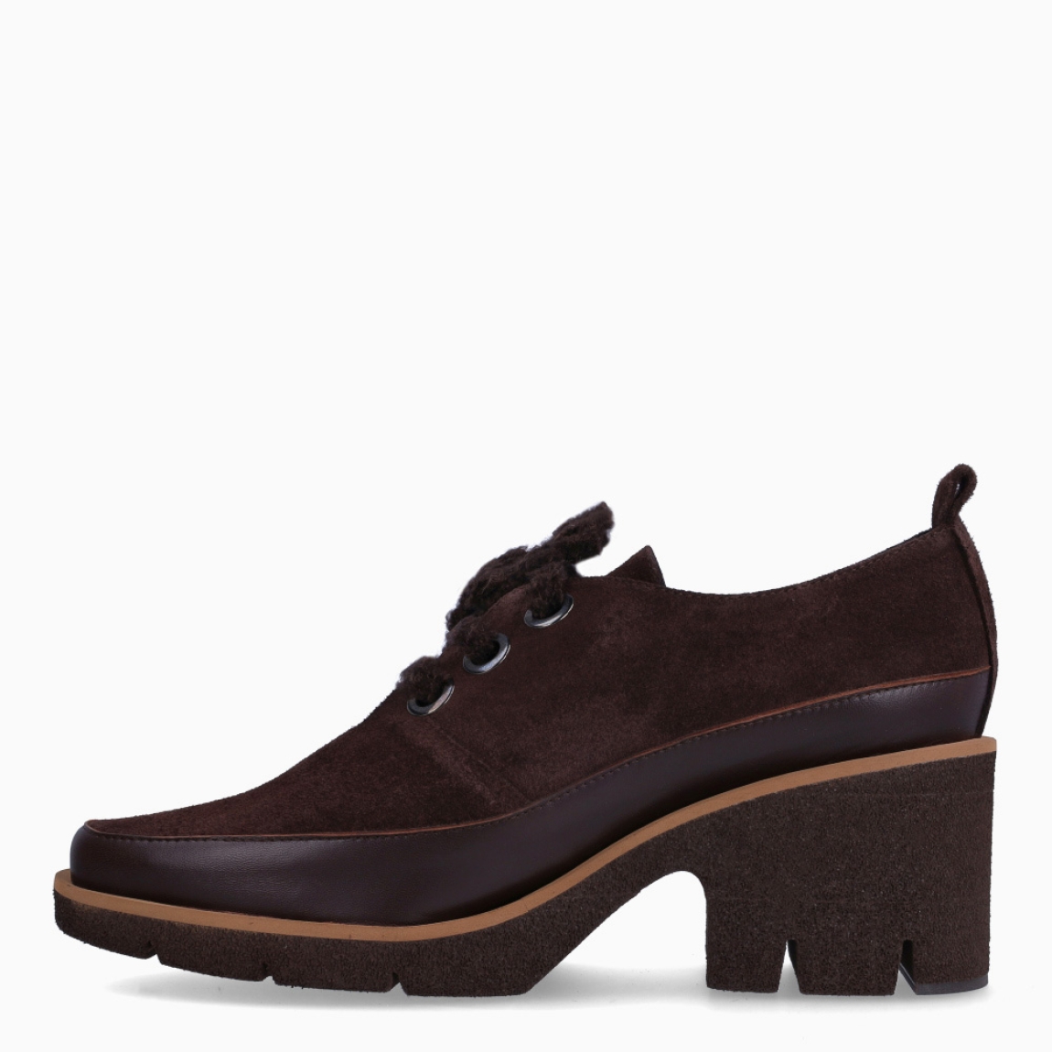 Blucher de la marca Munné, modelo MARISSA. Elaborado en ante color marrón oscuro con punta de lápiz marcando elegancia. Interior en piel color marrón. Cierre de blucher Muné con cordones de lana a tono. Suela con tacónd de 6cm de altura. Estas blucher Munné MARISSA son ideales para ti!