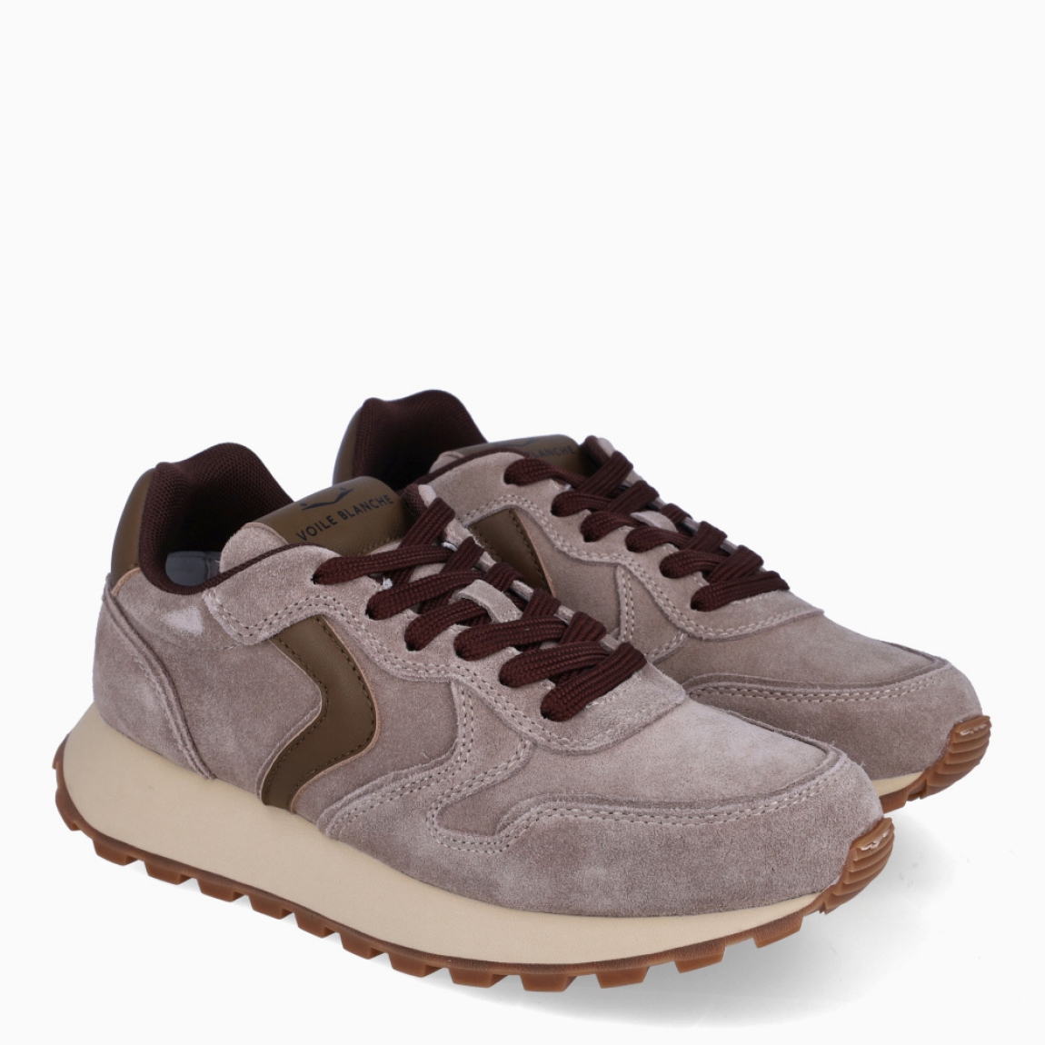 Deportivas de la marca Voile Blanche, modelo PARIS. Deportivas elaboradas en ante color beig, destacan por su resistencia y por un look sofisticado y con estilo. Deportivas Voile Blanche con cierre a cordones y un interior con plantilla pensado en ofrecer confort todo el día. Con una suela de goma que asegura un agarre para cualquier ocasión. Deportivas Voile Blanche PARIS, complemento básico e imprescindible que combina estilo y funcionalidad.