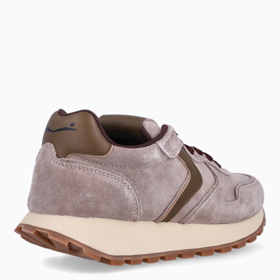 Deportivas de la marca Voile Blanche, modelo PARIS. Deportivas elaboradas en ante color beig, destacan por su resistencia y por un look sofisticado y con estilo. Deportivas Voile Blanche con cierre a cordones y un interior con plantilla pensado en ofrecer confort todo el día. Con una suela de goma que asegura un agarre para cualquier ocasión. Deportivas Voile Blanche PARIS, complemento básico e imprescindible que combina estilo y funcionalidad.