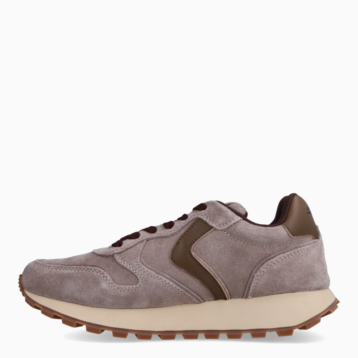 Deportivas de la marca Voile Blanche, modelo PARIS. Deportivas elaboradas en ante color beig, destacan por su resistencia y por un look sofisticado y con estilo. Deportivas Voile Blanche con cierre a cordones y un interior con plantilla pensado en ofrecer confort todo el día. Con una suela de goma que asegura un agarre para cualquier ocasión. Deportivas Voile Blanche PARIS, complemento básico e imprescindible que combina estilo y funcionalidad.